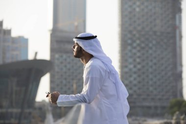 Düşünceli adam ayakta köprüde city adlı arıyorum arıyorum 