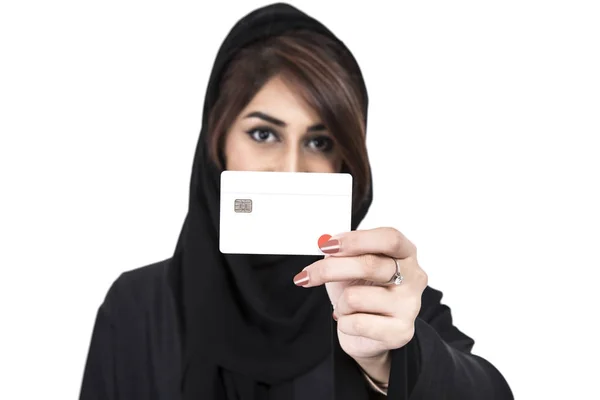 Arabo Femmina in possesso di carta di credito, concentrarsi sulla carta di debito, oltre w — Foto Stock