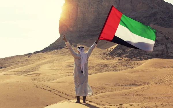 Hrdý Arabský Emirátů Muž Který Držel Sae Příznak Poušti — Stock fotografie