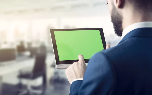 İş adamı elinde tablet tutuyor - finans ve iş konsepti