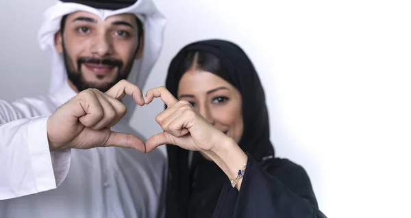 Arabiska Par Gör Hjärtformen Med Handfingrar Alla Hjärtans Dag Kärlek — Stockfoto