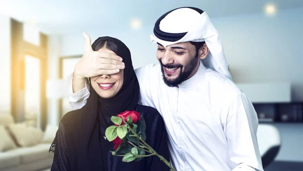 Homem Árabe Fechar Olhos Sua Mulher Para Oferecer Lhe Presente — Fotografia de Stock
