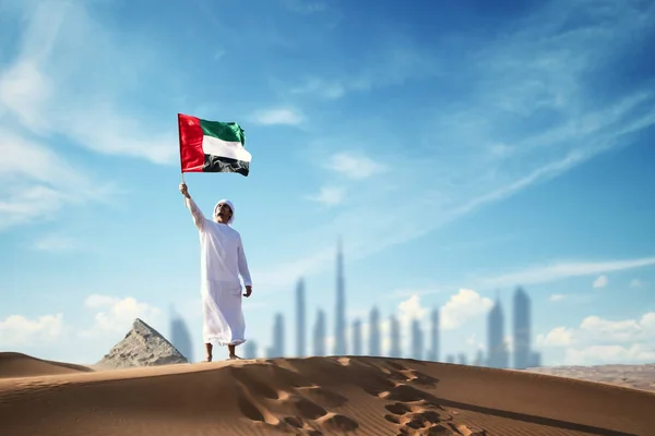 Arabský Muž Držící Vlajku Uae Poušti Slaví Národní Den Uae — Stock fotografie