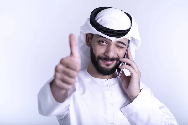 Árabe Homem Falando Telefone Mostrando Polegares Para Cima Sinal Isolado — Fotografia de Stock