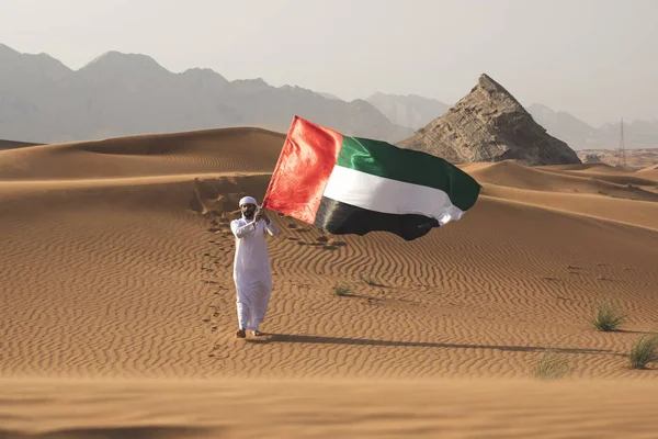 Homem Árabe Segurando Bandeira Dos Eau Deserto Celebrando Dia Nacional — Fotografia de Stock
