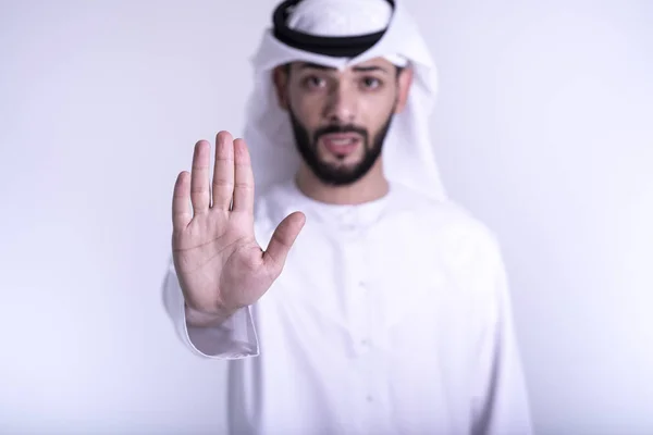 Árabe Homem Atirando Parar Sinal Advertência Isolado Fundo Branco — Fotografia de Stock