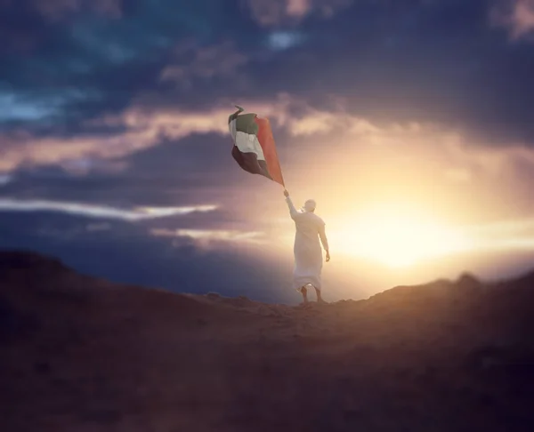 Emirati Mladý Muž Držící Vlajku Vrcholu Hory Uae Slaví Den — Stock fotografie