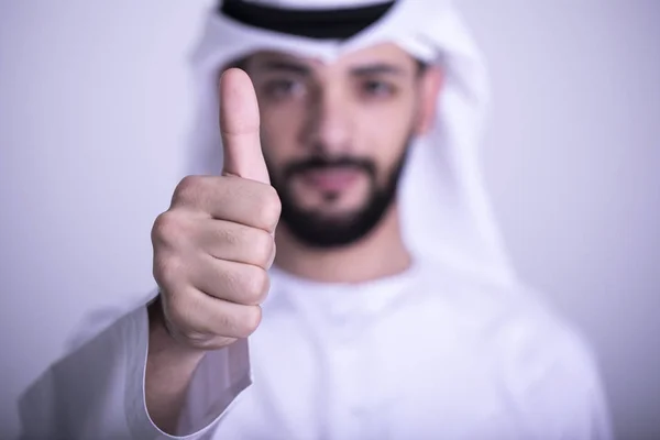 Arabisk Man Visar Tummen Upp Stående Withe Bakgrund — Stockfoto