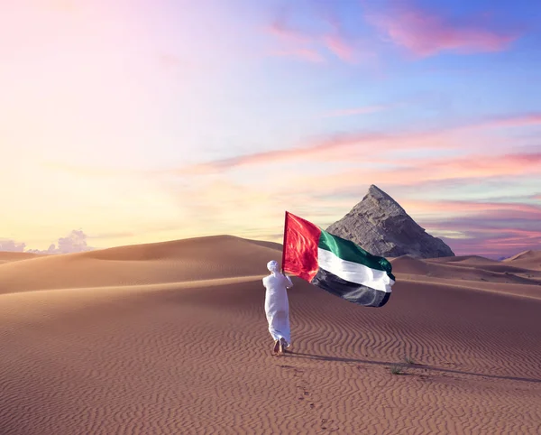 Homem Emirado Segurando Bandeira Dos Emirados Árabes Unidos Andando Deserto — Fotografia de Stock