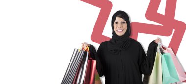 Elinde renkli arka planda duran alışveriş torbaları tutan Arap bir kadın. Arap alışveriş konsepti