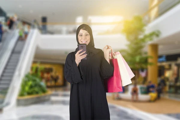 Menina Árabe Atraente Com Hijab Vestindo Abaya Vestido Tradicional Árabe — Fotografia de Stock