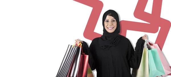Elinde renkli arka planda duran alışveriş torbaları tutan Arap bir kadın. Arap alışveriş konsepti