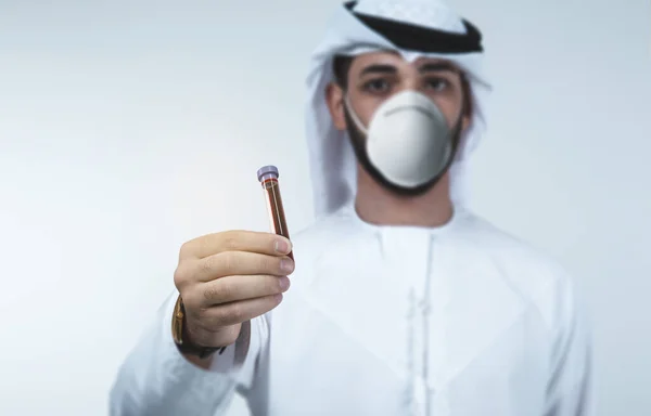 Árabe Médico Jovem Segurando Tubo Laboratório — Fotografia de Stock