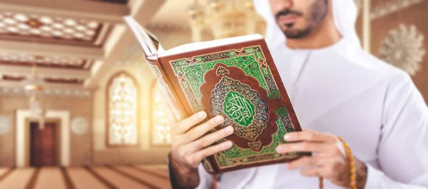 Homem Muçulmano Árabe Lendo Alcorão Dentro Mesquita — Fotografia de Stock