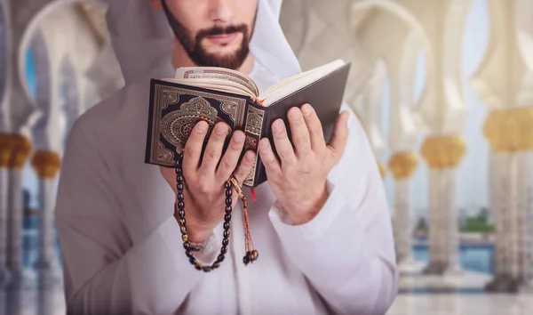 Arabisk Muslim Läser Koranen Inne Moskén — Stockfoto
