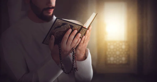 Ung Muslim Man Läser Koranen Moskén Och Solljus Faller Från — Stockfoto