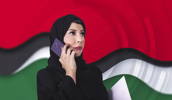 Árabe Jovem Mulher Negócios Falando Telefone Frente Bandeira Dos Emirados — Fotografia de Stock
