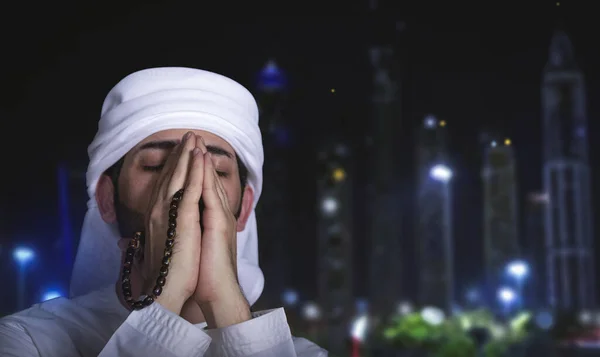 Arabiska Man Natten Arabisk Man Ber Gud Att Hjälpa Människor — Stockfoto