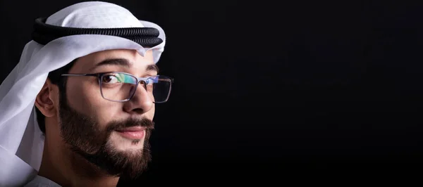 Porträtt Stilig Ung Arabisk Man Med Glasögon Och Vit Agal — Stockfoto
