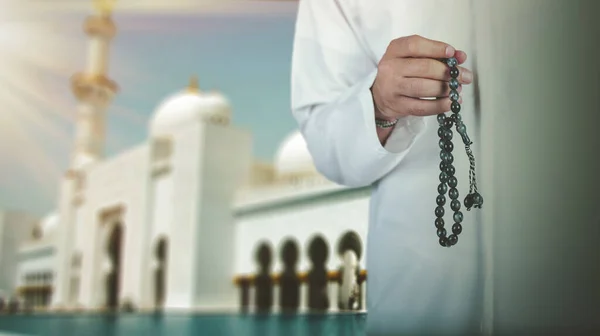 Arabe Main Tenant Chapelet Musulman Debout Devant Une Mosquée Ramadan — Photo