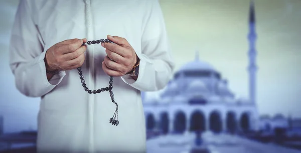 Arabisk Man Hand Håller Muslimsk Radband Står Framför Moské Ramadan — Stockfoto