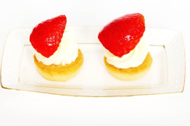 Beyaz arka plan üzerinde güzel küçük pasta