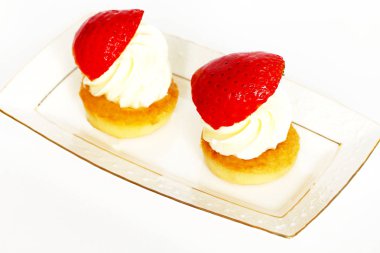 Beyaz arka plan üzerinde güzel küçük pasta