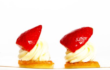 Beyaz arka plan üzerinde güzel küçük pasta