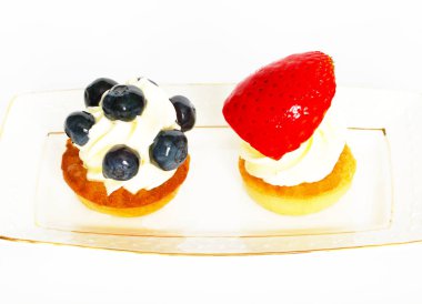 Beyaz arka plan üzerinde güzel küçük pasta