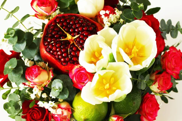 Buquê com frutas e flores — Fotografia de Stock