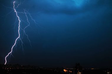 Gece Belarus Minsk şehir üzerinde büyük yıldırım