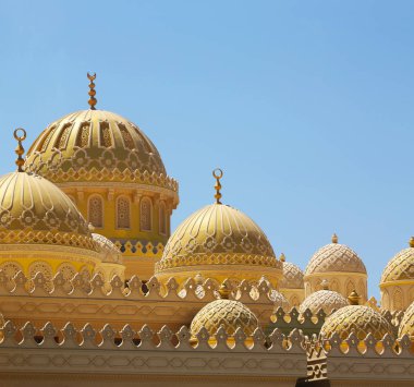 Hurgada, Mısır'daki Camii arkasında mavi gökyüzü