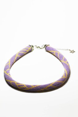 Boncuklar yapılmış kolye kadar kapatın