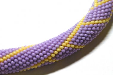 Boncuklar yapılmış kolye kadar kapatın