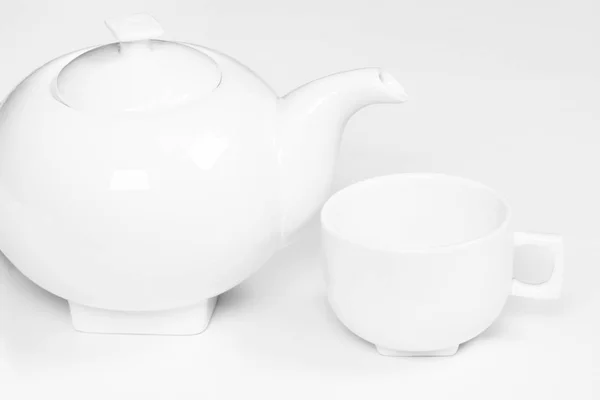 Біла чашка і чайник чай або кава — стокове фото
