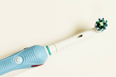 Beyaz arka plan üzerinde izole elektrikli diş fırçası