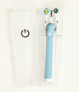 Beyaz arka plan üzerinde izole elektrikli diş fırçası