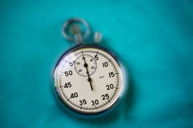 Eski kronometre kağıt parlak arka plan üstten görünüm üzerinde izole