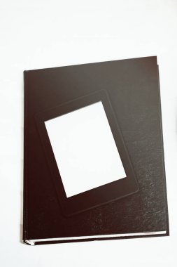Büyük ağır kağıt kitap ve e-kitap