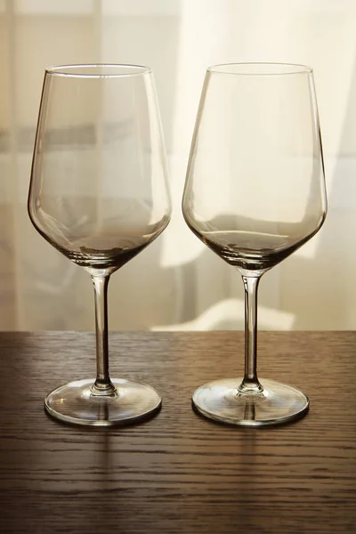 Två tomma vinglas på träbord — Stockfoto