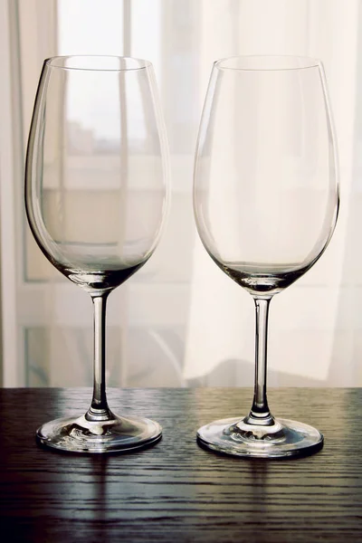 Dos copas de vino vacías sobre mesa de madera — Foto de Stock