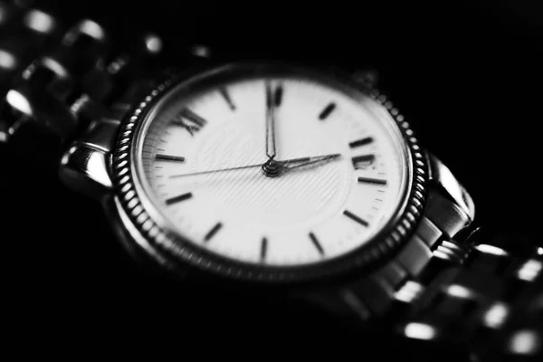 男のビンテージ スタイルの古い手時計をクローズ アップ — ストック写真