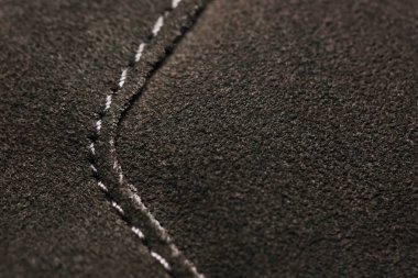 Makine dikiş deri kahverengi kumaş üzerine kapatın makroyu oluşturan