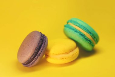 Macroons Sarı zemin üzerine parlak gıda fotoğraf