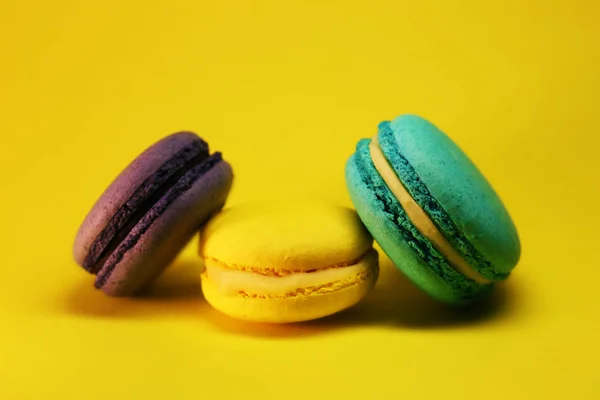 Světlé Potravin Fotografie Macroons Žlutém Podkladu — Stock fotografie