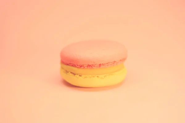 Gele Rode Macaroon Taart Roze Achtergrond Fel Voedsel Fotografie — Stockfoto