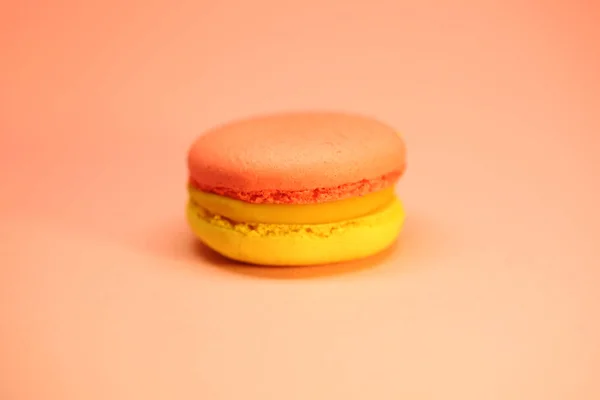 Gelbe Und Rote Makronenkuchen Auf Rosa Hintergrund Helle Food Fotografie — Stockfoto
