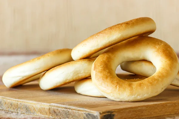 Bagels russos nacionais em uma tábua de madeira e xadrez — Fotografia de Stock