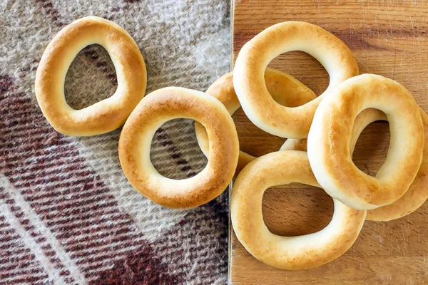 National Russian bagels on a wooden board and  plaid — Stock Photo, Image