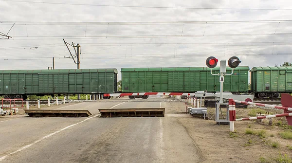 Demiryolu geçişi araçların trafik ışıkları kapalı. Bariyer